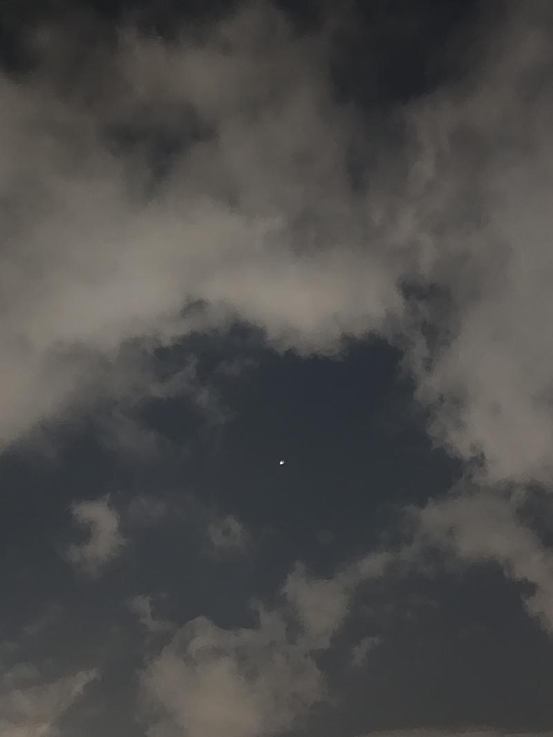 아까 달 보였는데 구름에 가려져 못 찍었다. 아쉽지만 별이라도.