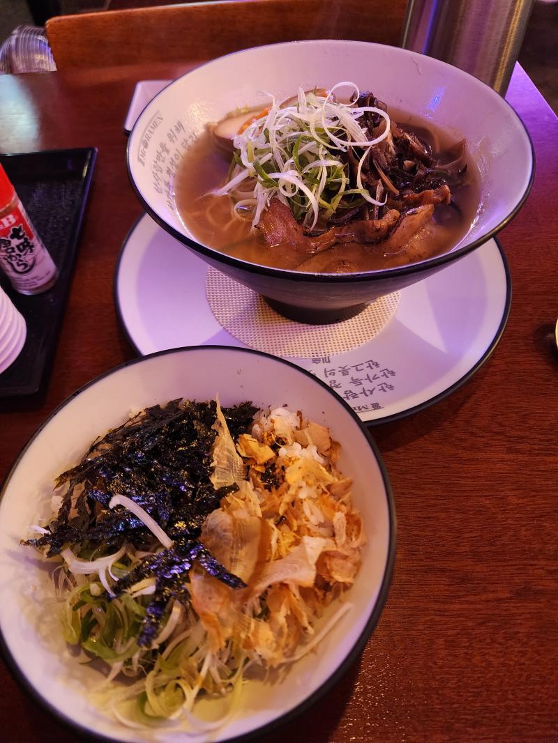 가까우면서 가긴 귀찮았던 미스터라멘 ㅎ 겨울 이후로 오랜만에 가니까 할라피뇨가 없어지고 라멘 차슈가 원랜 되게 부드럽고 금방 녹아 없어졌는데 지