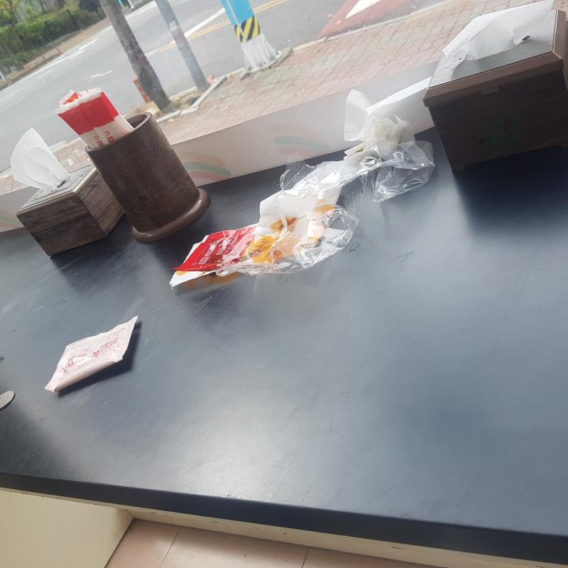 요즘 잼민이 근황 편의점에서 이지랄 해놓고 감 개념이 없는건지.. 원래 첫짤 상태로 갈려다가 내가 슬쩍 쳐다보니까 대충 위에만 쓰레기통에 넣고