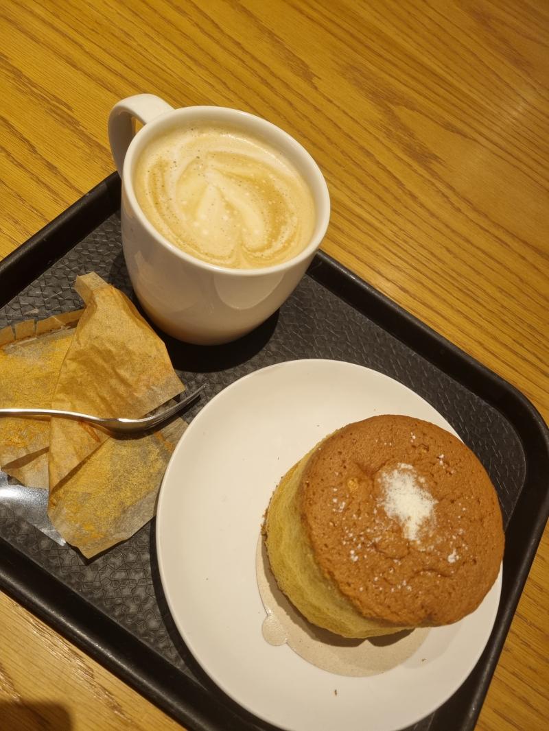 스벅 나우 스벅은 부드러운 카스테라가 제일 맛있는 디저트임
