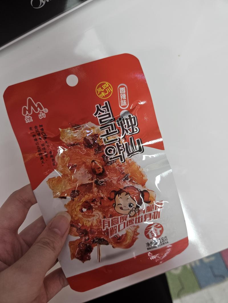 설곤약을 사봤음 잼민이 유행 다 지났지만 왜 요즘 잼민이들이 이걸 그렇게 좋아했나 궁금해서 사봄 이따 집 가서 먹어봐야지