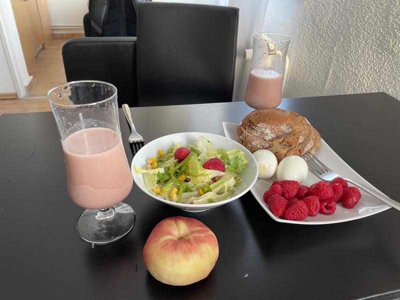 기억할 추억이 아직 한참 남았다. 삶은 계란이랑, 베커라이에서 산 빵이랑, 라즈베리, 요거트(우유형)와 딸기 생과일 주스를 섞은 새콤한 음료, 