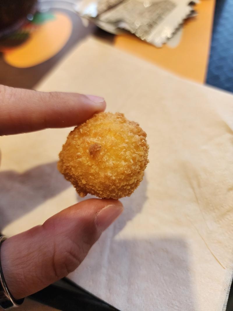 크리미모짜볼 왜 이렇게 작아. 그래서 10조각도 파는구나... 하필 체크카드 놓고 와가지고 이거 한 번 먹어보고 싶어서 꾹 참고 머쉬룸 와퍼도