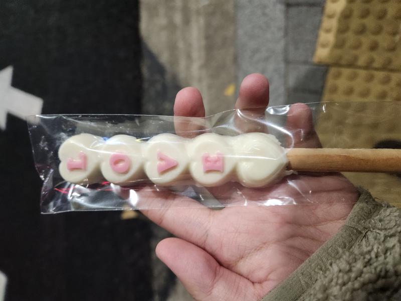 인프피 친구한테 어제 받은 수제 빼빼로 얘는 나와 교수의 관계를 뜨거운 아이스 아메리카노에 자주 비유함 그렇게 될 것 같진 않지만 두 사람 다 