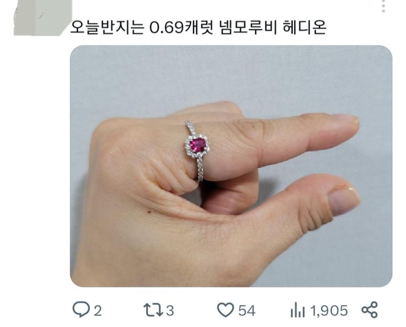 트페미들 자꾸 메갈 손 숨기고 집게손이라고 하는데 지들이 어떻게 쓰는지 다 알면서 숨기는거 다 알아. 어떻게 쓰는지 잘 아니까 집게손으로 표현해