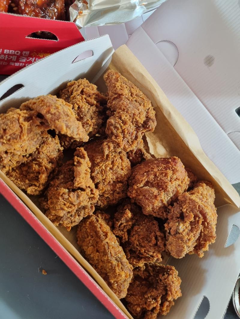 아니 우리동네 bbq 빠져가지고 황올시켰더니 저렇게 옴... ㅈㄴ 개탄거냐 기름을 오래쓴거냐 먹을때 좀 탄맛 특유의 느낌이 났던 거 같았으니 전