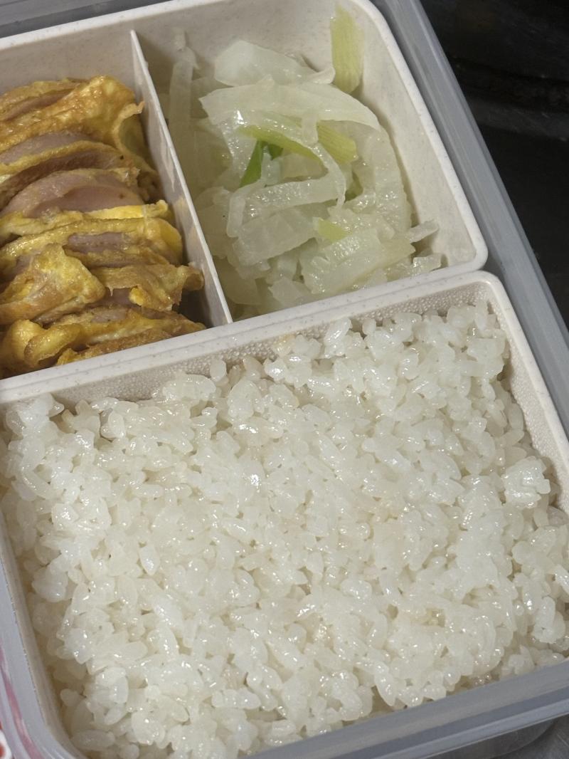 일단 오늘꺼 밥, 소세지, 무나물 밥이 존나차고 딱딱한 돌덩이였다