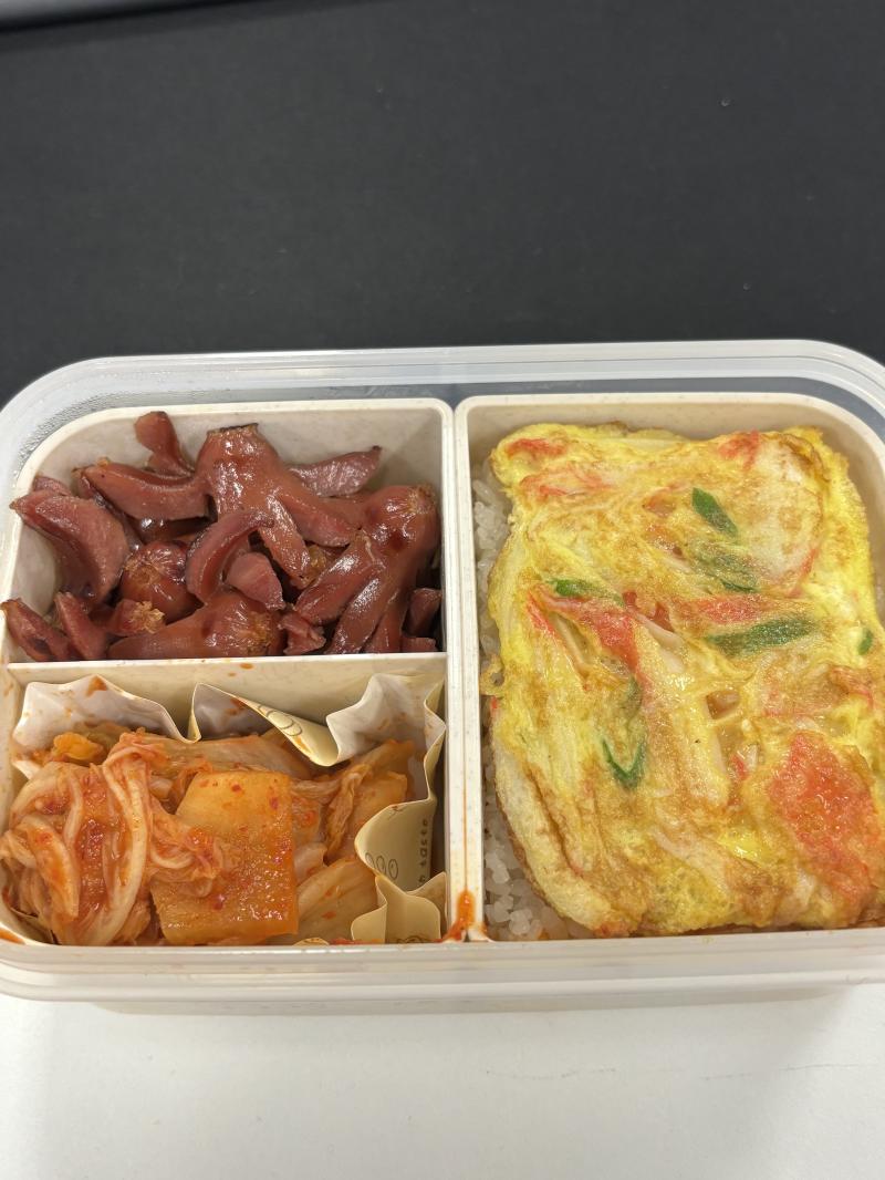 오늘! 김치에 문어소세지랑 밥위에 크래미지단!