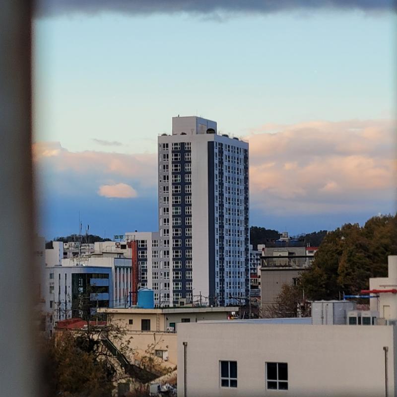 갤러리 뒤져보다가 이쁜 사진을 발견했다... 건물 이름은 특정 지역인게 드러날 수도 있어서 지웠음..