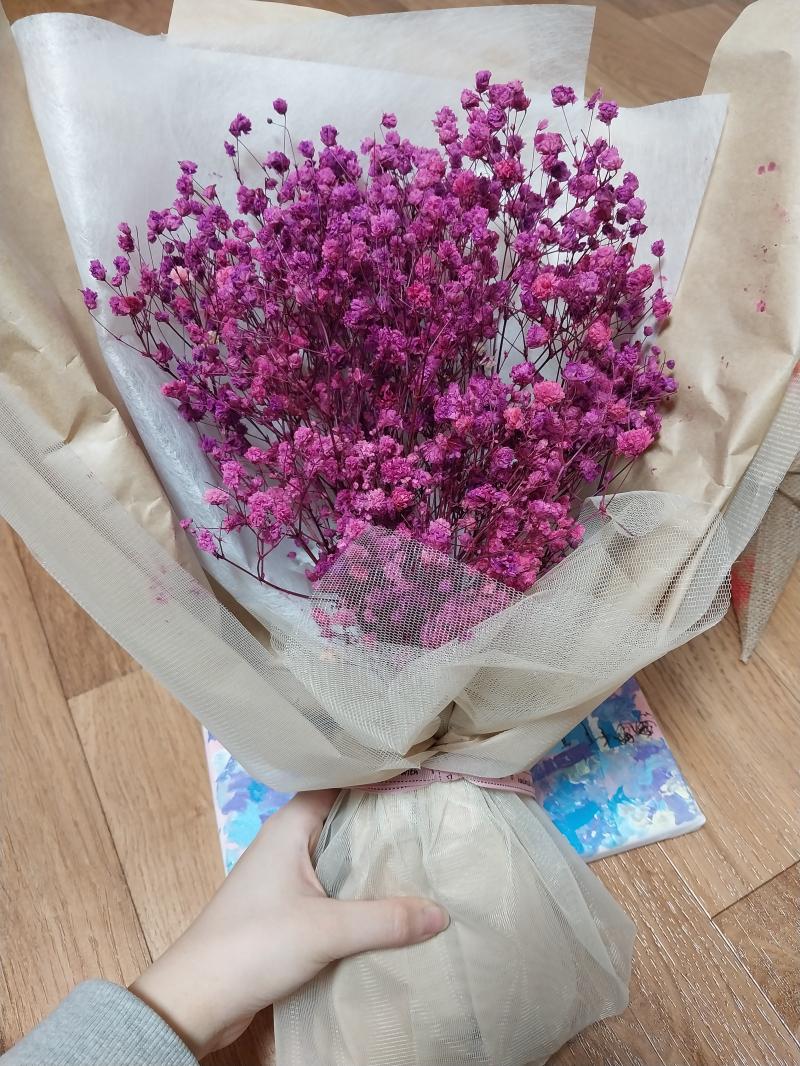 .두번째는 이건데 이거 진지하게 좀 이상해..? 약간 촌티나나 ㅠㅠ... 나 진짜 잘 챙겼주셨고 엄청 좋아하는 분이여서.. 큰 꽃다발 사려는데