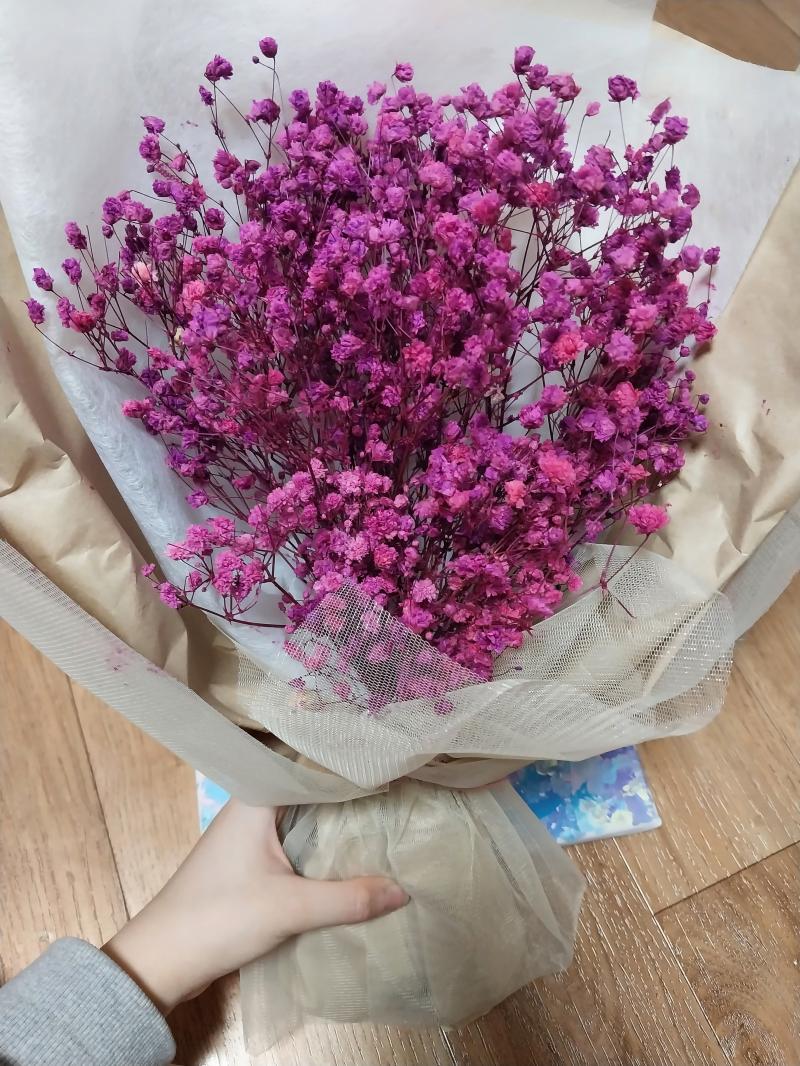 .두번째는 이건데 이거 진지하게 좀 이상해..? 약간 촌티나나 ㅠㅠ... 나 진짜 잘 챙겼주셨고 엄청 좋아하는 분이여서.. 큰 꽃다발 사려는데