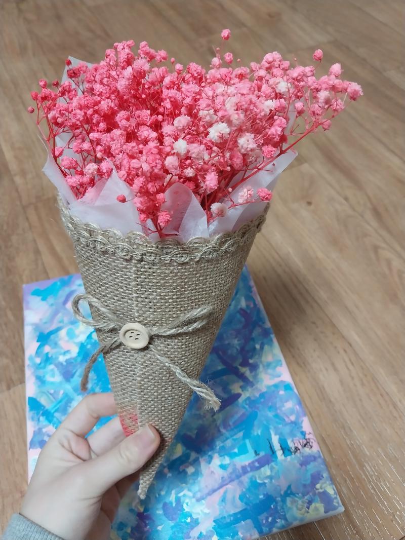 꽃 두개 샀는데 각각 다른분한테 줄거야.. 분홍색 안개꽃 꽃다발 진짜 예쁘던데 큰 꽃다발 있길래.. 그 당시에 한 졸업식 4주는 남았나? 그래서