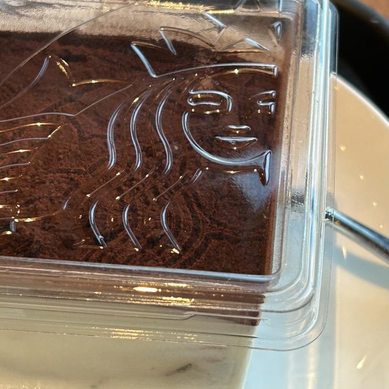 오늘은 중학교 친구들이랑 한 약속이 파투난 관계로 혼자 조금 먼 스타벅스에 와서 티라미수랑 말차 어쩌구 하는 따뜻한 걸 마시면서 일렉기타 플레이