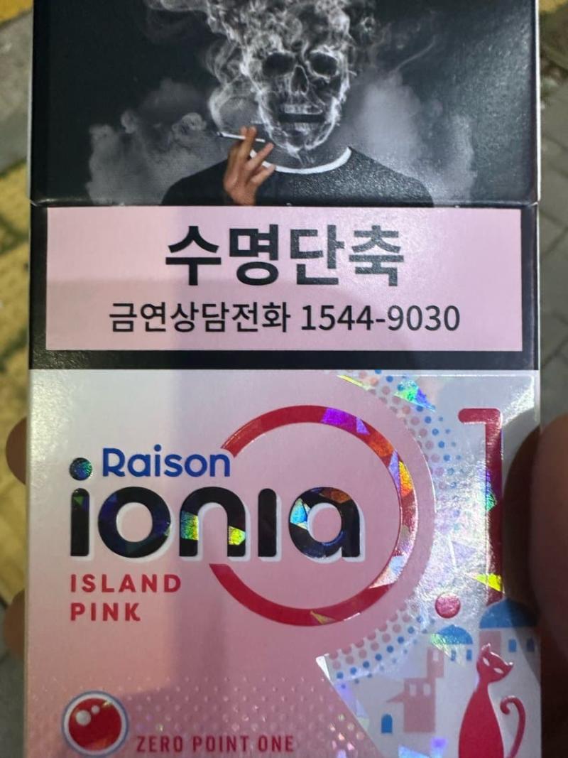 레종 아이오니아 분홍색. 극혐... 향은 후라보노 분홍색껌향 나는데, 맛이....... 개인적으로 첫 한모금에서 초고추장맛을 느낀 나로썬 한갑