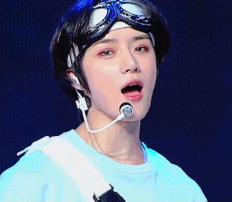 얘들아 이분 누군지 알 수 있을까..?너무 잘생겨서 움짤 캡쳐해 온 건데 누군지 모르겠어