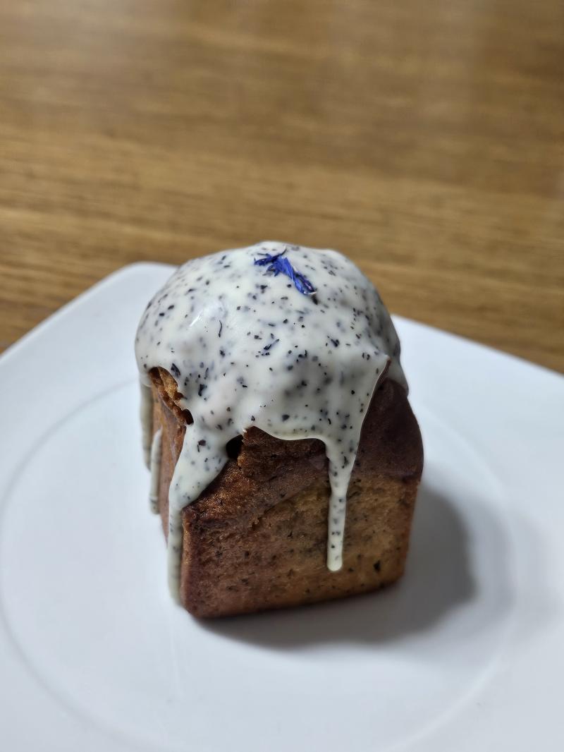 그래도 어제 친구랑 산 얼그레이 파운드 케이크가 참 맛있었음😋