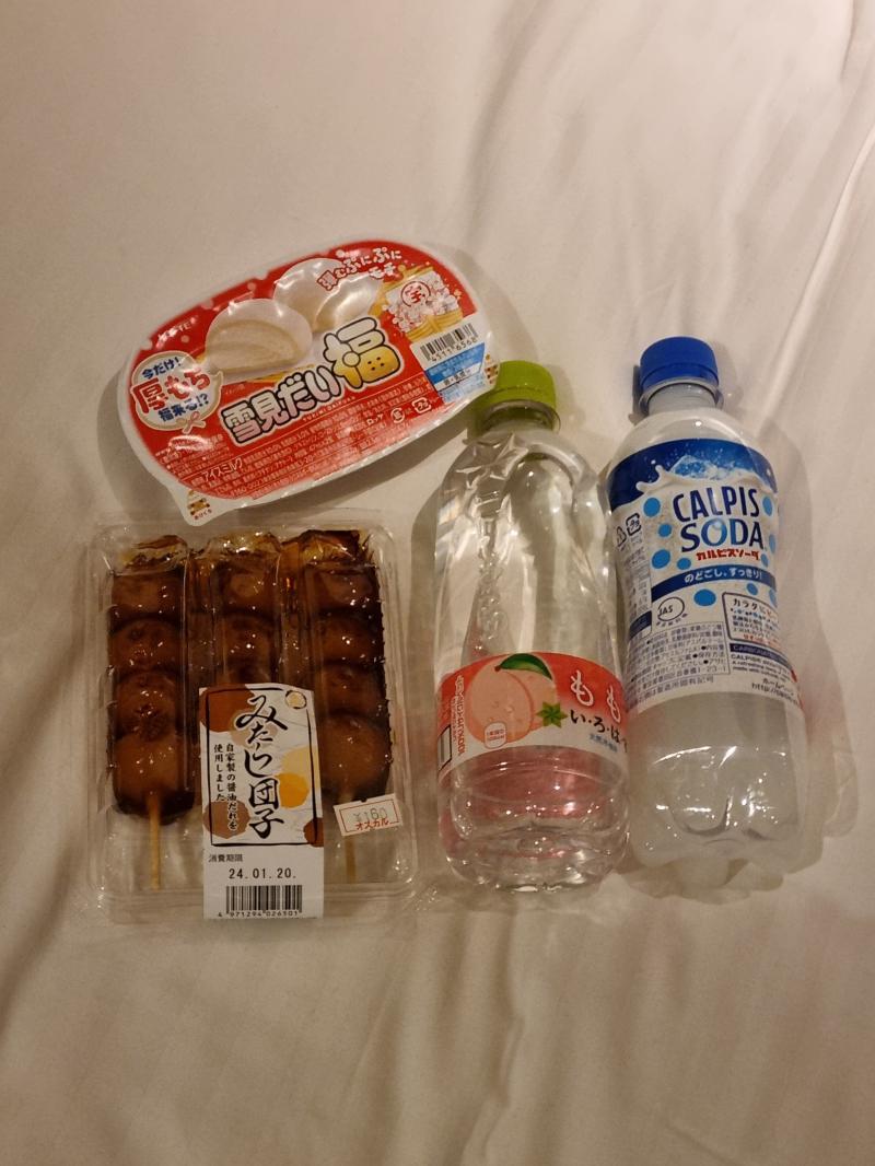 오사카 1일차 일단 뱅기 내리고 나가는 것까진 괜찮았음 난카이선 타고 룰루랄라 난바역에 내렸는데 왠걸 사람도 많은데 비도 오네;; 장장 15분을