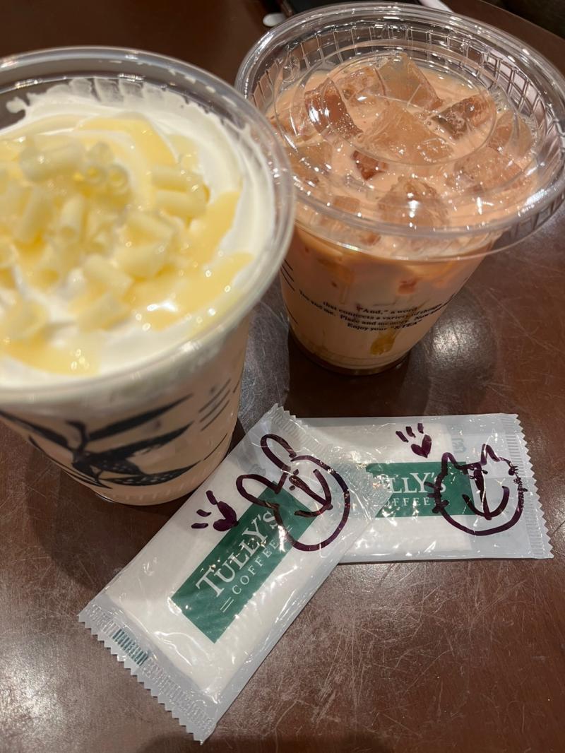 이거 그 Tully's coffee? 인데 포스기 담당 언니가 물티슈에 그림 그려줌!! 여기 허니 로얄 밀크티가 ㄹㅇㄹㅇㄹㅇ 개개개개 맛도리임