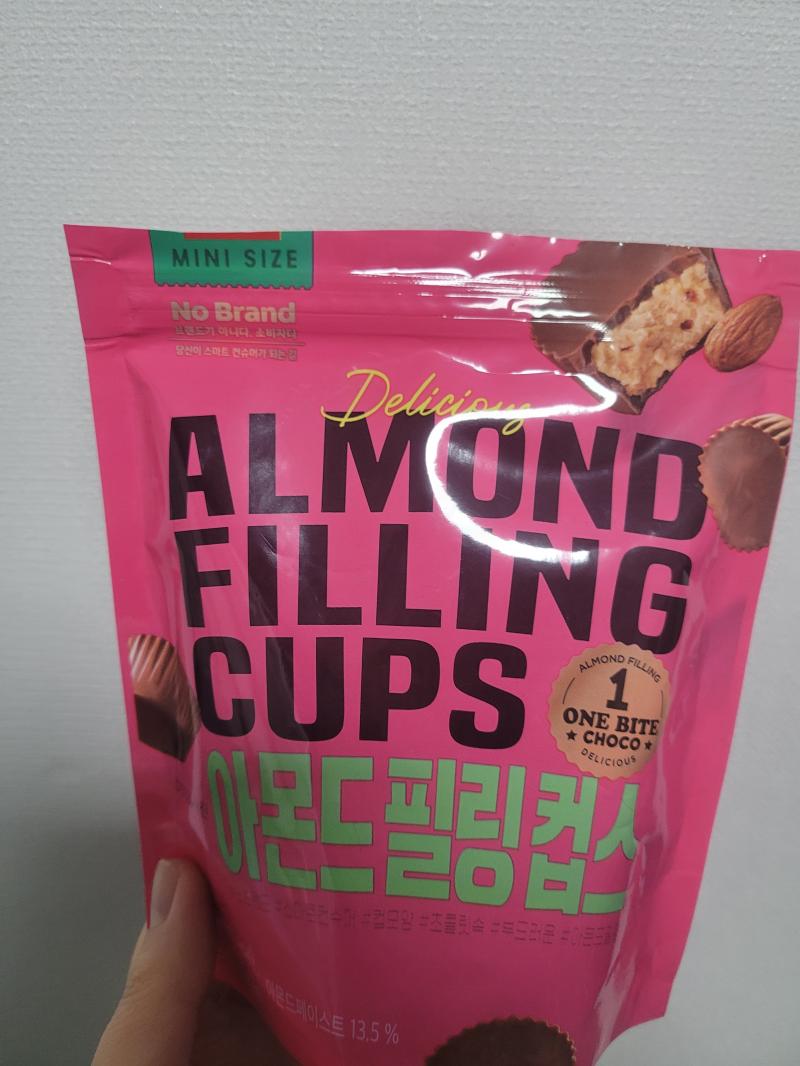Resse's 좋아했는데 비슷한 제품 찾아서 기쁨~ 아마 땅콩필링이 더 비슷한 맛일듯 resse's pieces도 다시 수입해줫으면