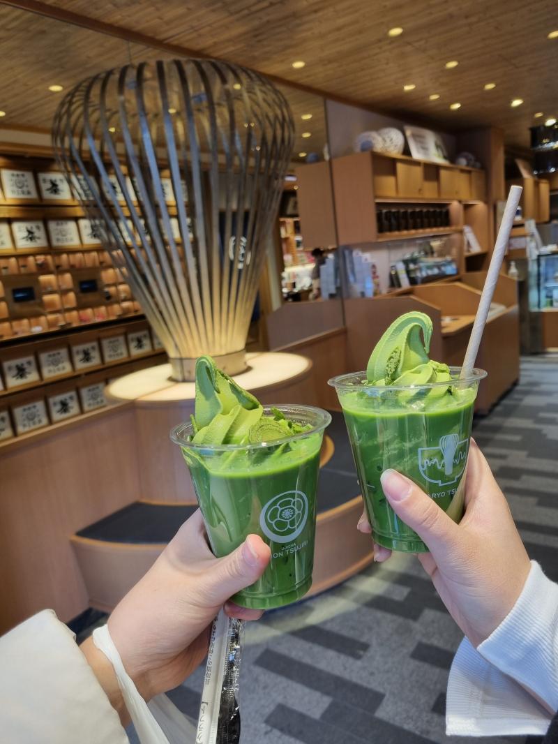 교토 2일차, 오사카 5일차 어머어머 내가 이제 적네 미친 일단 기억을 되새겨보자면 일어나서 교토 아반티를 감 쇼핑할 거 쇼핑하고 프리꾸라 찍음