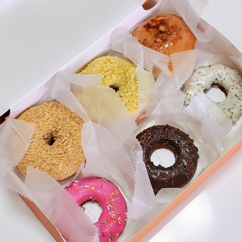 피넛버터 도넛🍩 버터 피스타치오 도넛🍩 크림브륄레 도넛🍩 화이트 초코세서머 도넛🍩 초코크런치 도넛🍩 핑크 스프링클 도넛🍩 우유🥛 💬 올드페리가