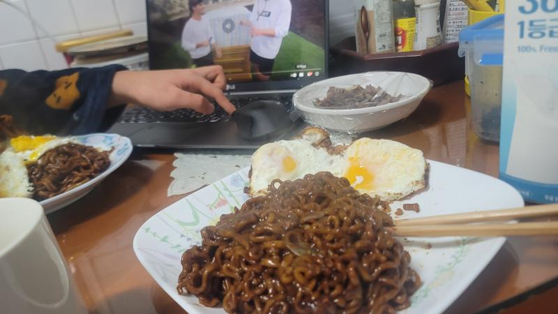 짜파게티와 계란과 유튜브(feat 동생 손) 야밤에 즐길 수 있는 쾌락의 끝판왕