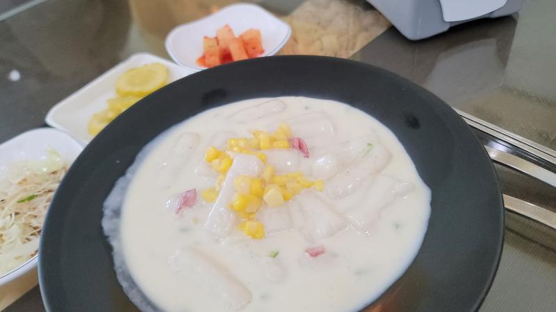 크림 떡볶이 이 집 크림떡볶이 진짜 맛있어 어딘진.... 우리 집과 너무 가까우니 비밀!!