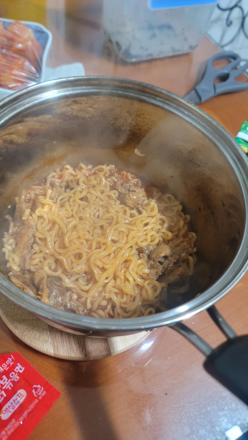 남은 소고기를 넣고 끓인 불닭볶음면. 그득그득한 뿌연 김이 갓 끓인 라면의 현장감을 더한다. 환상적.