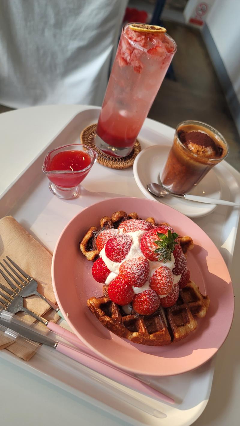 이건 친구랑 먹었던 딸기 크로플과 에이드와 커피!!!! 진~~짜 맛있었어!!!