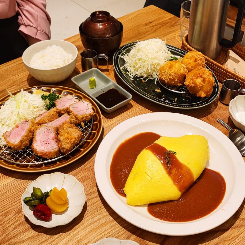 히레카츠정식🥩 오므라이스🍛 감자크로켓🧆 💬 호호식당에서 먹구싶어서 30분?정도는 웨이팅한둡 맛은 꽤나 만족
