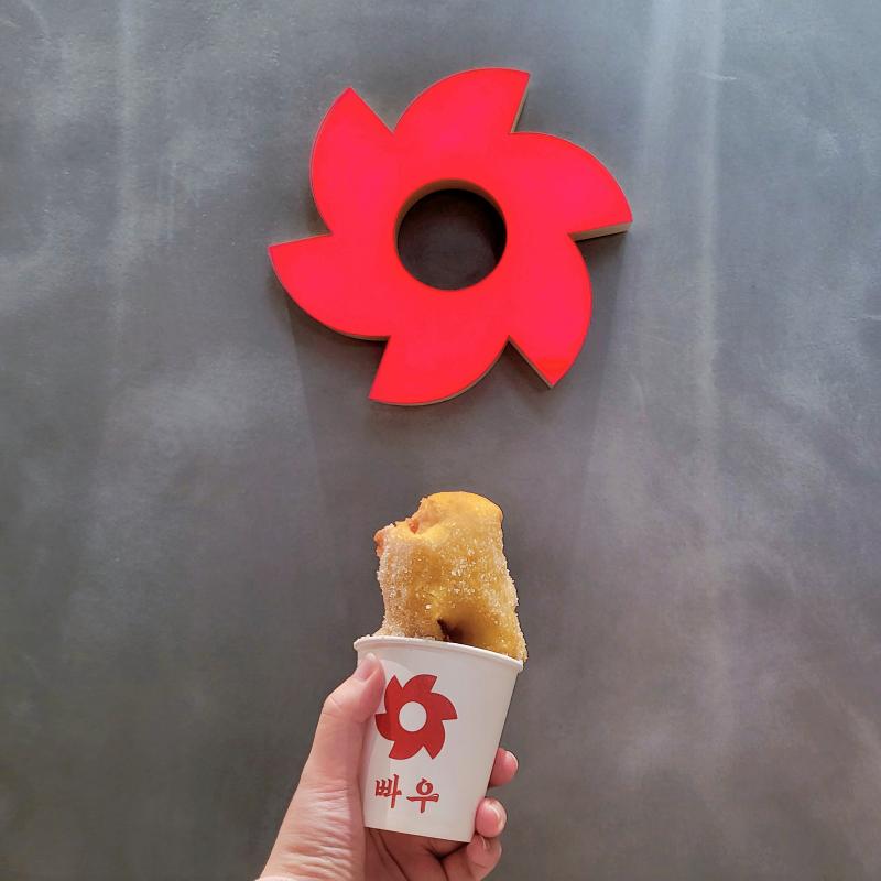 빠우도나스🍩 💬 갓튀긴 도나스 최구임 여기 가면 한번쯤은 먹어야댐 근데 여기 되게 핫하더라 30분 기다려씀..