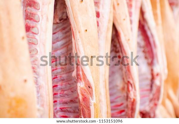 완전 신기하게 베였네. 피부층이 깔끔하게 베였어. (사진은 정육점 고기긴 한데 그래도 혹시 모르니 ⚠️주의) 이 정육점 고기처럼 저 흰 피막?이