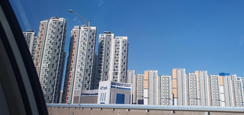 봄나들이로 차타고 영종도에 놀러가는 길인데 존나 대박인 동네가 있다 난 이렇게 닭장같은 아파트를 보기만 해도 머리아파지는데 어떻게 여기서 사는것