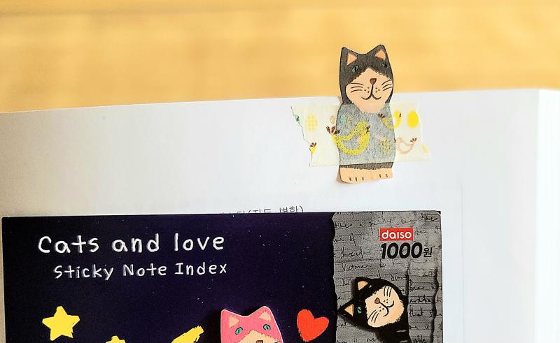 다이소 인덱스 스티커 쓰고 있는데 접착력이 별로 안 좋아서 마스킹테이프를 덧발라주고 있다. 다이소 제품은 복불복이야