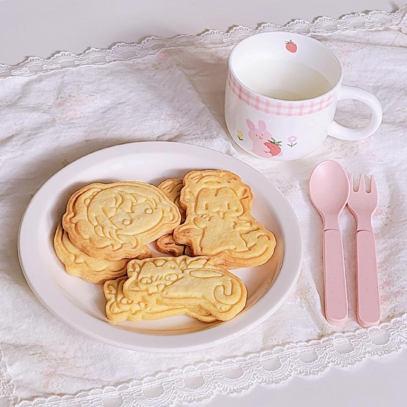 쿠키🍪 우유🥛 💬 한달전쯤 나눔 받은 쿠키인데 감기이슈로 제대로 맛을 못느껴서 나중에 먹으려고 아껴둠 사실 나은지 좀 되었는데 그동안 날이 꾸려