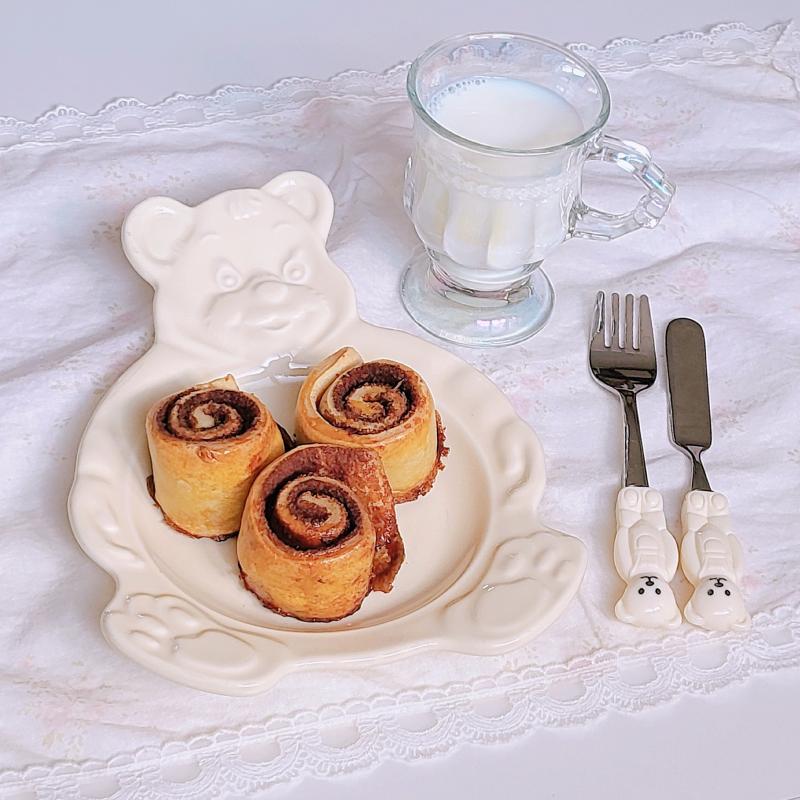 시나몬롤🥯 우유🥛 💬 먼가 비주얼이 다르긴한데 그정도는 그냥 넘어가자..아마 뜯은지 좀 된 이스트를 썼더니 발효가 잘 되지 않은거랑 오븐화력이 