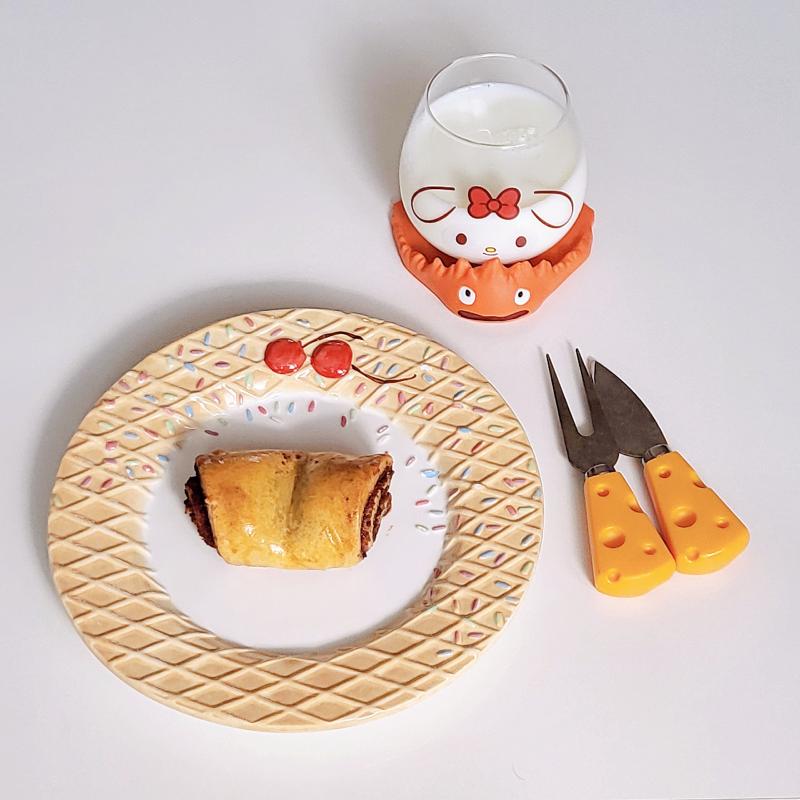시나몬롤🥯 우유🥛 💬 먼가 비주얼이 다르긴한데 그정도는 그냥 넘어가자..아마 뜯은지 좀 된 이스트를 썼더니 발효가 잘 되지 않은거랑 오븐화력이 