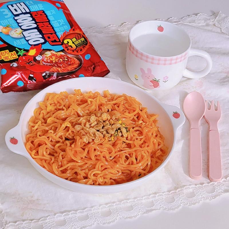 배홍동 쫄쫄면 3배 매운맛🍜 눈꽃만두🥟 💬 3배 맵진 않구여 그냥저냥 오리지널이랑 비슷