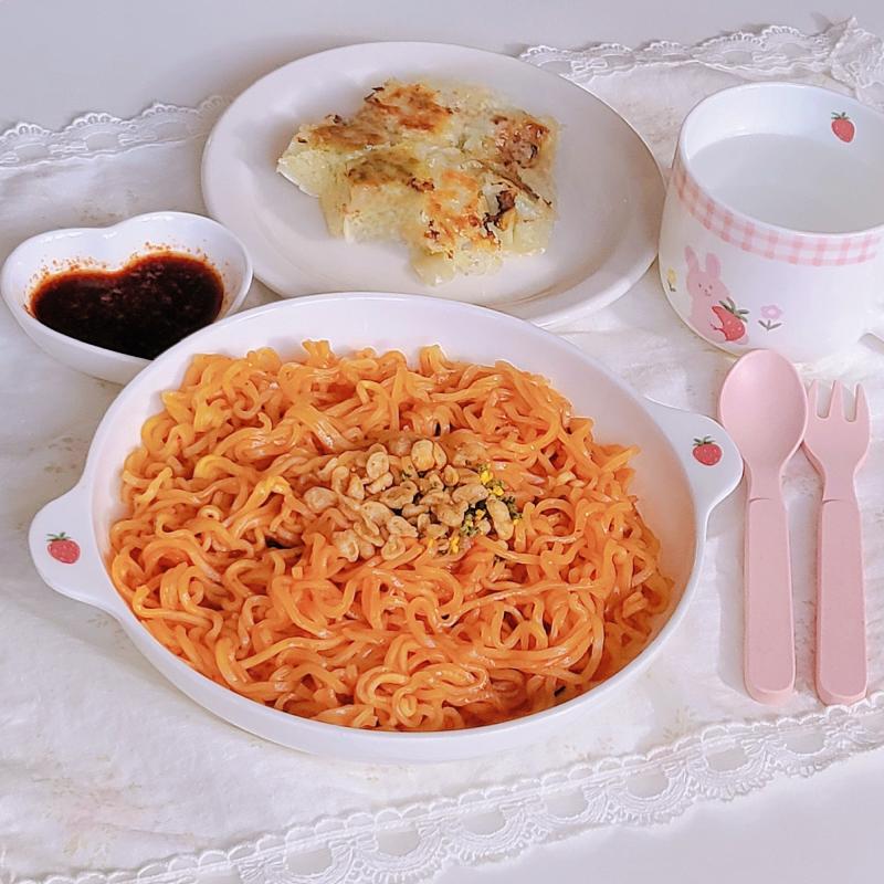배홍동 쫄쫄면 3배 매운맛🍜 눈꽃만두🥟 💬 3배 맵진 않구여 그냥저냥 오리지널이랑 비슷