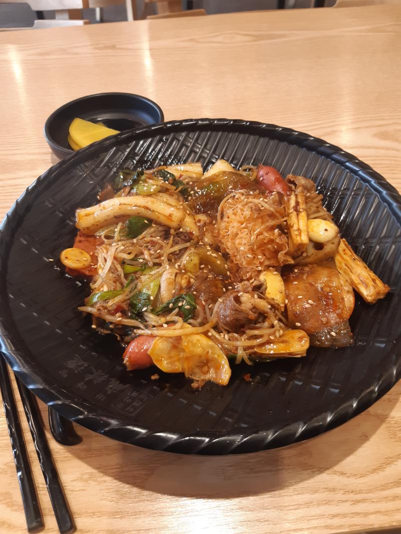 오늘 마라샹궈 먹었당 첫입은 그냥 얼얼하고 맵기만했는데 다시 먹어보니까 맛있어