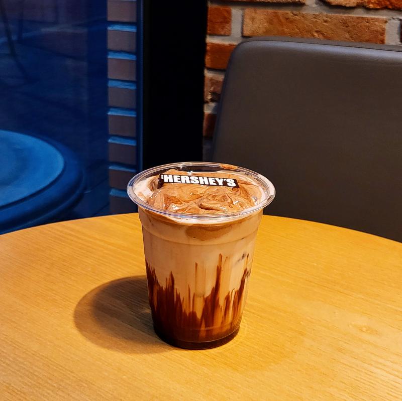 허쉬 크리미 초콜릿🍫 💬 실망스럽군여 이디야..초코시럽맛이 별루였듬 모카는 어떨지 모르겠으나 이건 비추
