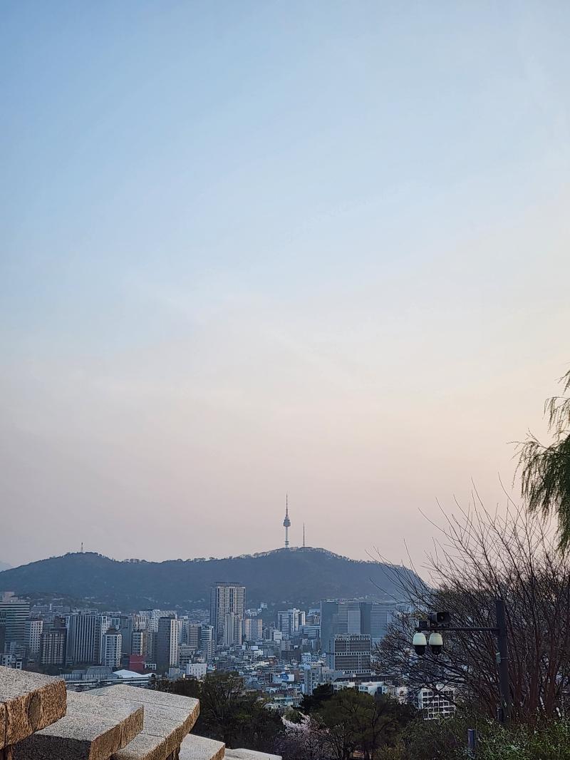 세 번째 사진 위치는 야경일 때 진짜 예뻐서 좋아했는데 그 사진 다음에 찾으면 여기에도 올려야지. 밑으로 이어지는 길이랑 같이 찍고 싶었는데 여