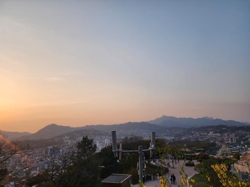 세 번째 사진 위치는 야경일 때 진짜 예뻐서 좋아했는데 그 사진 다음에 찾으면 여기에도 올려야지. 밑으로 이어지는 길이랑 같이 찍고 싶었는데 여
