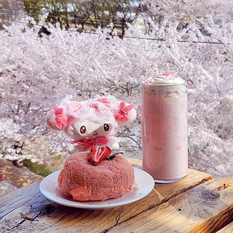 딸기 모찌 크림도나스🍩 벚꽃라떼🌸 💬 오픈 30분전분터 줄 섰는데 내가 7, 8번째여따..평일인데도 이정도라니 벚꽃의 위대함인가 딸기 모찌 크림