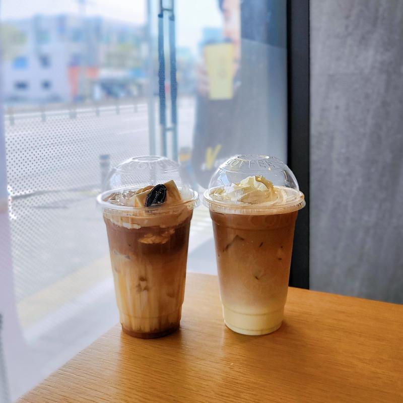 하겐홀릭 라떼☕️ 슈 ~ 라떼☕️ 💬 하겐홀릭 라떼는 생각보다 달았고 슈 ~ 라떼는 생각보다 덜 달았음 스벅 슈크림라떼보다 덜 달듯 하겐홀릭 라