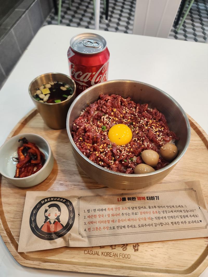 월요일날 먹은 거! 화요일은 김볶에 라면 먹고 생초콜릿라떼 마시고 어젠 단골집 갔고 오늘은 지인이랑 둘이서 먹는다!