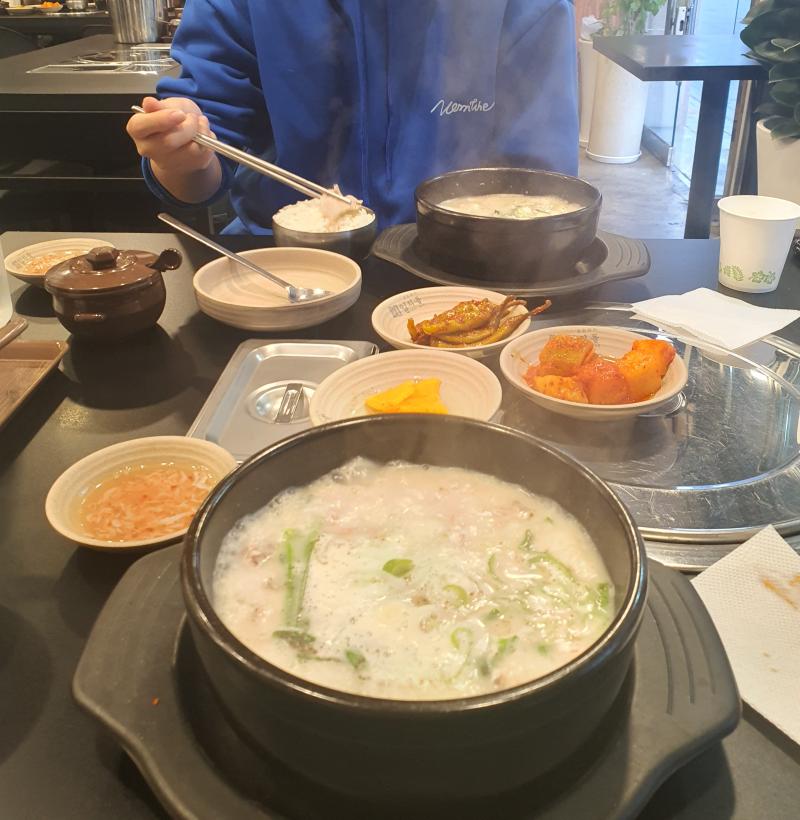 >>32 이때 먹은 국밥. 고기 먹을 생각으로 지갑좀 부풀려서 갔는데 조촐하게 국밥을 먹어버렸다. 그래도 맛있었으니 만족. 그래도 술은 마실걸