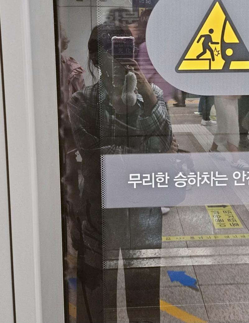 어제입은옷 맘에들엇음 글케안보이는데 일브 앞뒤길이다른 크롭체크남방임 근데 일브옷좀 이상함 허리같은곳 여자의라인 절대안잡아주고 팔통같이 크면안되는