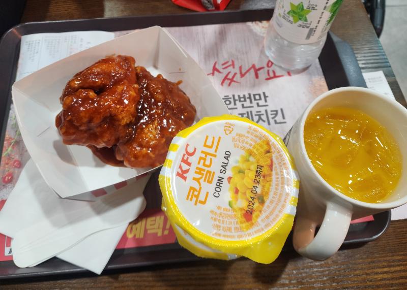 앜ㅋㅋㅋ 그냥 이모한테 인사만 드리고 올라 그랬는데 얼떨결에 같이 퇴근 ㅋㅋㅋㅋ 마감하시는 거 기다리고 있는데 대표님이 때마침 오셔서 이모한테