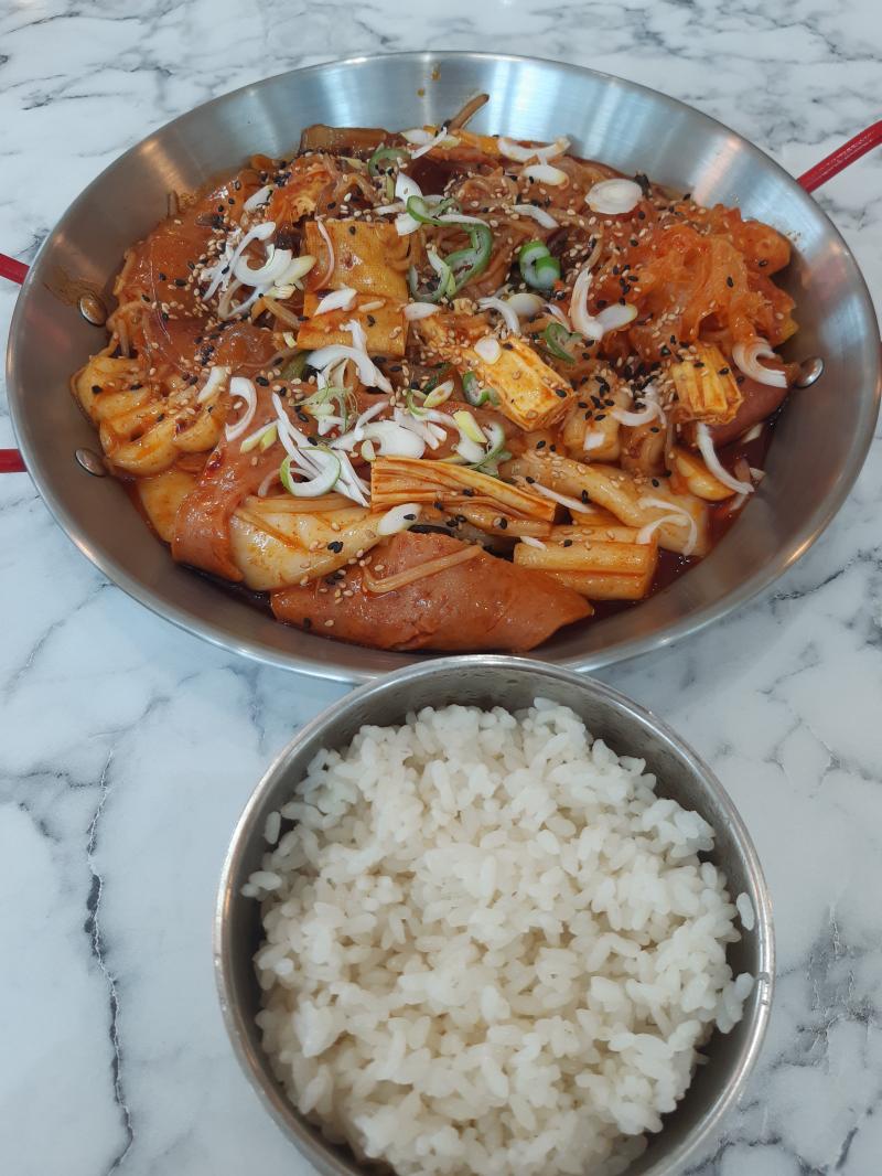 어제 먹은 마라샹궈 전에 먹었던 데는 너무 짰었는데 여긴 맵기와 얼얼함이 딱 좋당 이제 샹궈는 여기만 와야지